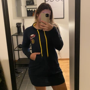 Hoodie klänning  - Hoodie klänning mörkblå med gula detaljer och en ficka fram. Skulle säga att det är en storlek S. Minns inte vart den är köpt, använd 1-2 gånger. 