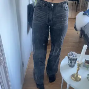 Säljer dessa skitsnygga grå yoko jeans från monki. Storlek 27 (jag är 167cm) Köparen står för frakt💞👖