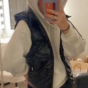 Vest - Säljer denna helt nya best från shein, jätte fin och jag använder inte den för tycker inte den sitter bra på mig, jätte fin och original priset va 270 så säljer billigare 