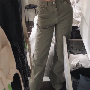 Oanvända Khaki-gröna jeans - Från asos tall, jag är 180cm och dessa är LÅNGA på mig. 