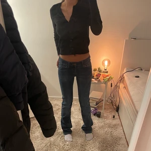 lågmidjade jeans - jättefina jeans från zara som jag köpte på plick 💕 de går över fötterna på mig och är 168cm 