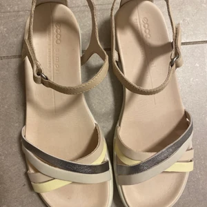 SIMPIL - Sandaler, storlek 38 - Sandalerna är köpte i juni/juli 2021, använda få antal gånger, bra skick. Nypris 1095 kr.