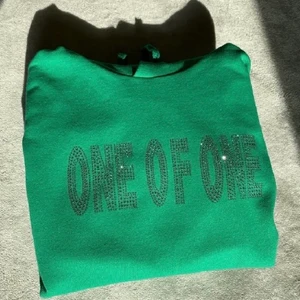 One of one hoodie - Intressekoll på min One of one hoodie, köpt i somras för 1000kr och knappt använd. Säljer bara vid bra bud!! Hör av er privat för fler och bättre bilder och frågor☺️☺️