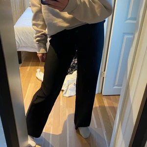 Kostymbyxor  - Ett par svarta raka kostymbyxor ifrån bikbok! För korta för mig därav säljer jag de😊