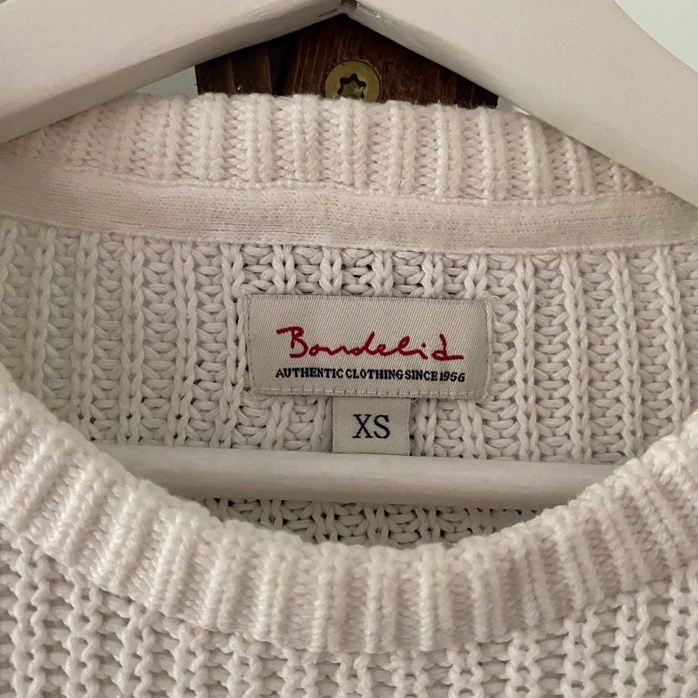 En vit stickad tröja från Bondelid!🤗 Storlek XS. Fint skick, den har tyvärr inte kommit så mycket till användning. Därför jag nu säljer den! Kan mötas upp i Vänersborg eller så får köparen stå för frakt💖👍🏼. Stickat.