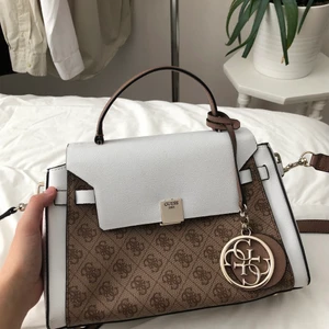 Guess väska - Äkta Guess väska i gott skick, nästan som ny. 800 kr inkl frakt!