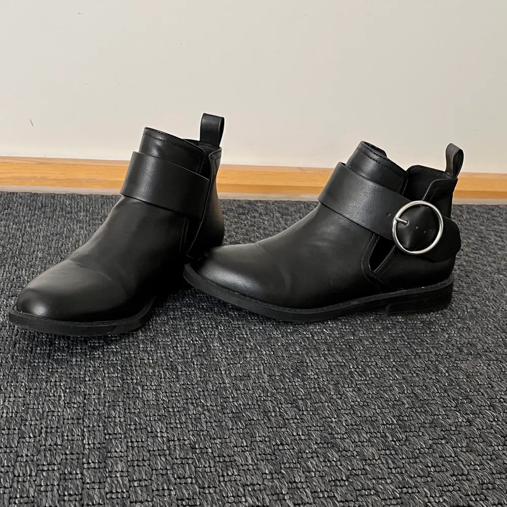 Svarta skor från H&M. Använd 3 gånger i jättebra skick . Skor.