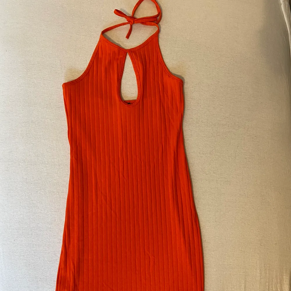 Orange klänning från Bikbok. Stolek XS. Klänningar.