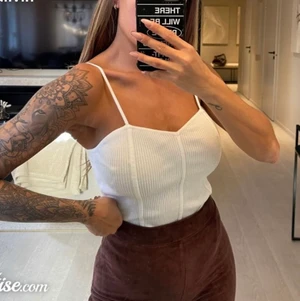 Body storlek S - Lånad bild från antonija Mandir. Köpte denna bodyn av henne men tyvärr passar den inte mig riktigt i smaken. I antonijas beskrivning står det använd men i perfekt skick. Jag har bara testat den. Men tycker också att den är i perfekt skick som ny. Storlek S. Buda i kommentarerna. Skriv för fler bilder💕