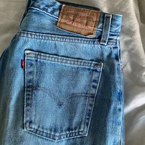 Ett par vintage levisjeans, med straight leg