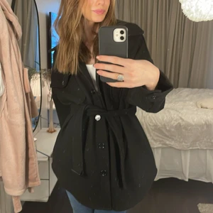 Jacka - Funderar på att sälja min superfina kappa från Nelly. Sparsamt använd, superfint skick! Nypris 699kr och köpt förra hösten. Jag är 170 och har vanligtvis storlek 34/36 i jackor så skulle säga att denna är något oversized i storleken 💕 Säljer endast vid bra bud och om flera är intresserade startas budgivning ☺️