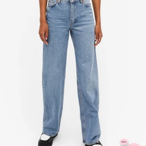 Vida jeans! - Vida, ljusblåa jeans från Monki! Deras mest populära byxmodell Yoko😍! Äääälskat sönder dessa jeans men är för små nu mera! Använt dem max 10 gånger och de är i ett otroligt skick!❤️ alltid varit långa i benen på mig!