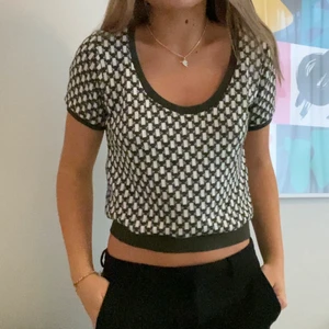 Topp - Knappt använd✨OBS, många intresserade, mycket smidigare för både mig och er att se buden genom budgivning❤️ frakten ligger på 45kr💋Vinner du budgivningen måste du köpa plagget, inga oseriösa bud!💋