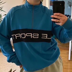 Blå sweatshirt med polokrage - Blå oversized sweatshirt med polokrage och dragkedja 💙