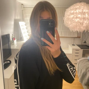 Svart tröja - Svart Calvin Klein tröja i bra skick, passar som XS/S. Köparen står för frakt.