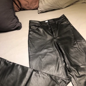 Skinnbyxor  - Säljer mina svarta skinnbyxor från hm i storlek 38. De är är använda få gånger och är i väldigt gott skick💕