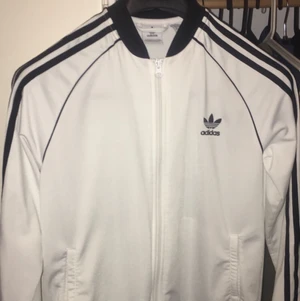 Svart Vit Adidas tröja - skön adidas tröja jag inte använder längre för den är för liten på mig