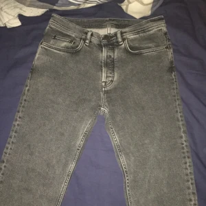 Acne Jeans Gråa - använt dom kasnke 3/4 gånger, inge defekter eller något alls, precis som nya. ny-pris 2200 