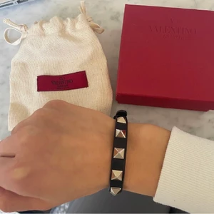 Valentino armband  - Svart valentinoarmband. Storlek S-M. Ingår box, dustbag och änthetsbevis!