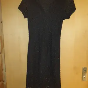Snygg svart klänning med glitter,mjuk och behaglig stl 2 ,längd från axel är 90 cm