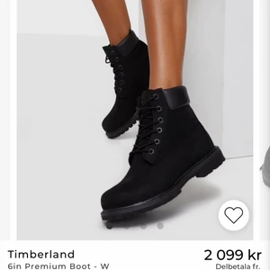 Timberland kängor - Svarta timberlandkängor köpta förra vintern, använda 2 gånger. Inga repor eller skador. Lånad bild men kan skicka vid intresse. Stl 37. Köpta för 1699kr