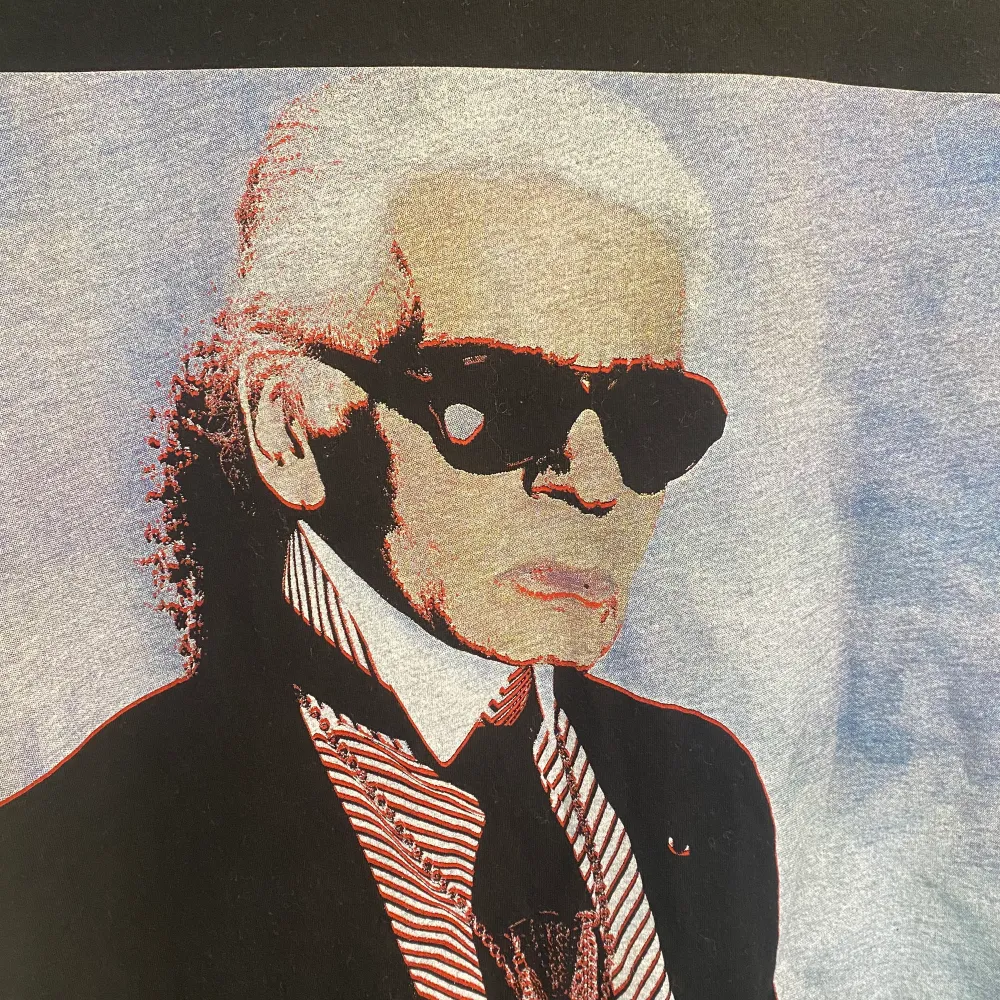 Skön T-shirt från Karl Lagerfeld i storlek medium. Nypris över 1000:- och tröjan är i mycket gott skick. Fri frakt eller meetup i Gbg.. T-shirts.
