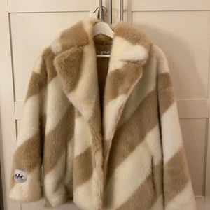 Jakke fuskpäls - Fuskpäls jacka!!!! Strl 36 men oversized, och vääääldigt fin:) köptes för 1999kr