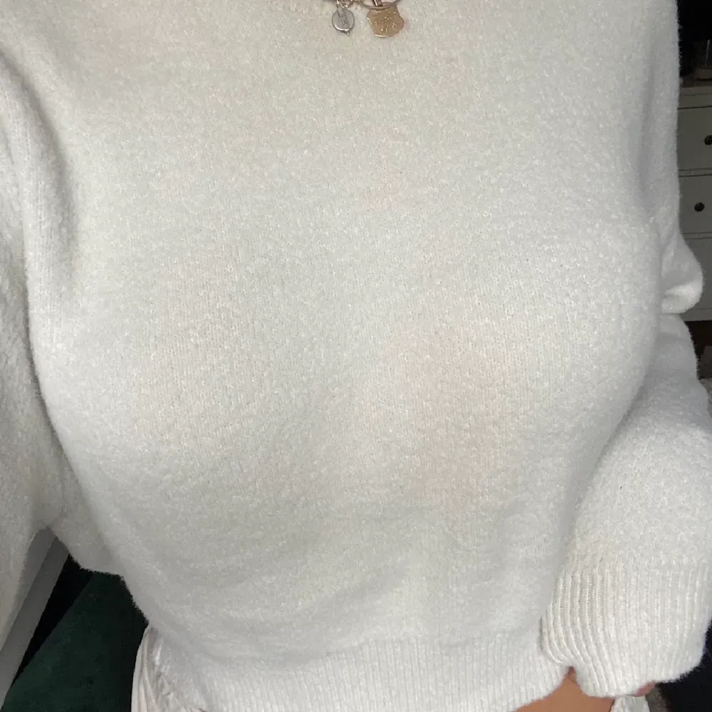 Säljer denna vita stickade tröja,den har dock ett litet hål men syns inte så mycket 💖 . Tröjor & Koftor.