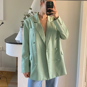 Kavaj Aéryne X ginatricot - Säljer denna fina kavaj från Aéryne X Ginatricot kollektionen. Knappt använd, nypris var 799kr. Storlek 38