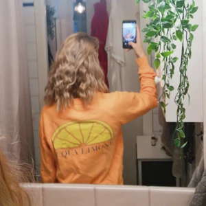 Acqua Limone  - Varsamt använd. Jag är 163 och xs, den är true to size, inte oversize. Finns en grå på min sida med. Möts gärna upp i Jönköping, kom med bud. 