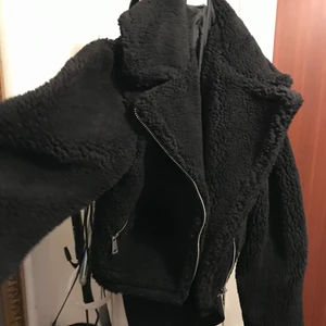 Teddy jacka storlek 38 - Helt ny. Bara testad en gång. Beställde för 2 veckor sedan. Var för stor i storleken. Nypris 899:-