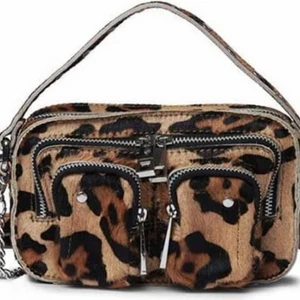 Ny nunoo leopard  - Säljer en i stort sätt ny nunoo då den bara använts en gång. Inget slitage, tillkommer med ett längre justerbart axelband. Säljs då den inte kommer till användning! Köpt för 1200, säljs för 600kr i modellen Helena.