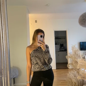 Blus  - Superfin leopard blus från Nelly, sparsamt använd. Storlek 34, 40kr+frakt 