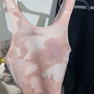 Topp från bikbok  - Nyskick, aldrig använd. Köpt från bikbok för några år sen😊