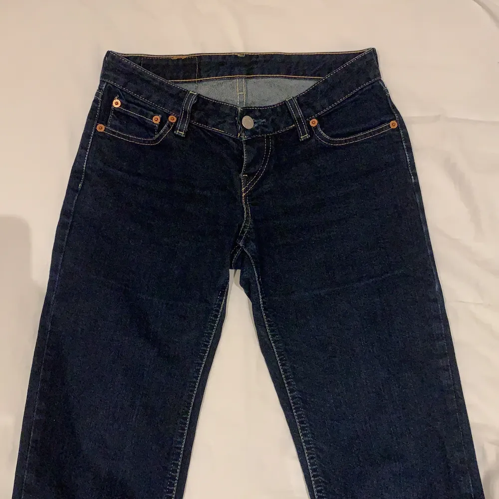Extremt snygga vintage lågmidjade levisjeans! Så så fina men tyvärr för små för mig 😢 Ganska små i storleken, mer som en 26a, längden borde passa de flesta under 173 någonting 💓 ( första bilden lånad ) . Jeans & Byxor.