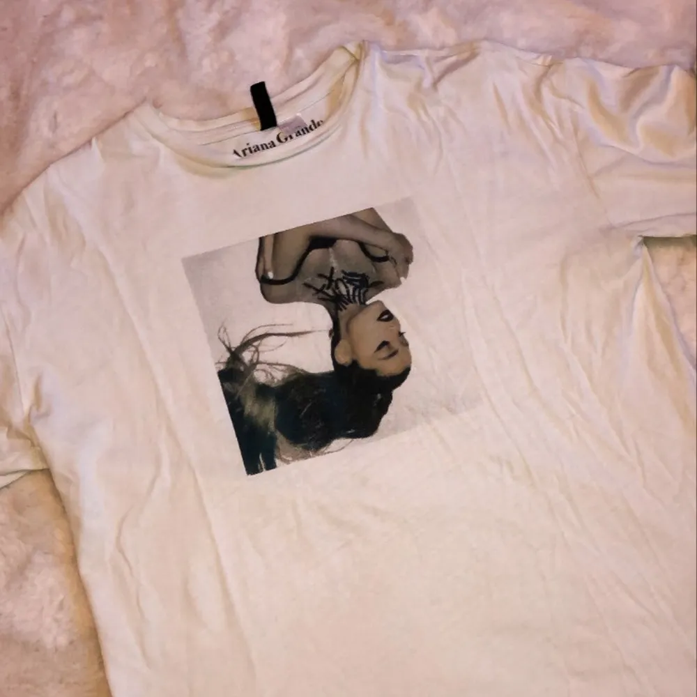 Jättefin ”oversized” Ariana Grande T-shirt💜. T-shirts.