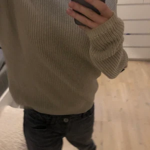 Beige stickad tröja - Beige stickad tröja med öppen rygg