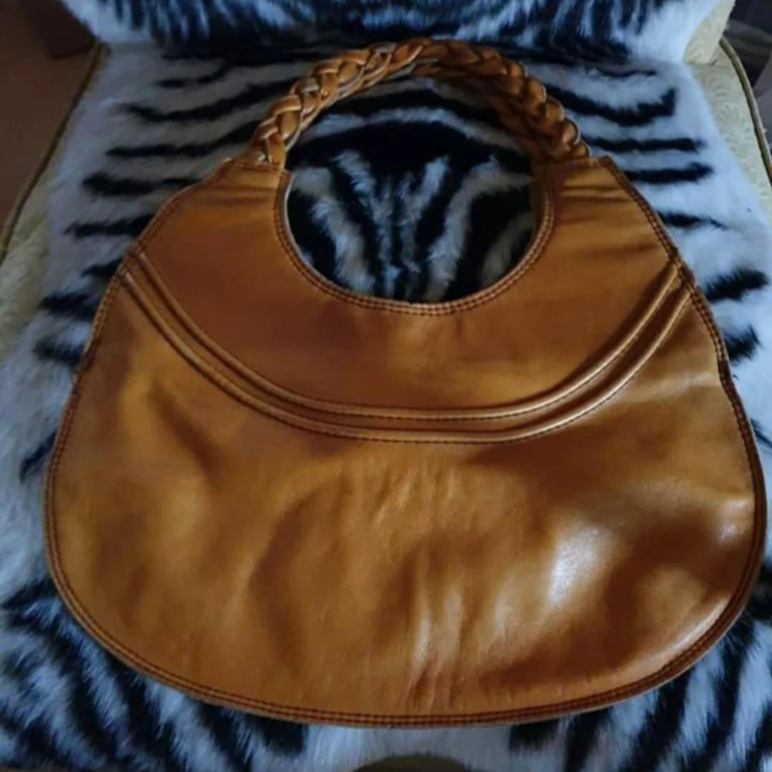 Äkta skinnväska med flätade handtag