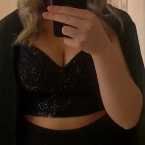 Glitter topp - Super fin glitter bandeau topp från Bikbok som ej kommer till användning. Bilderna är tagna så fråga gärna om fler bilder. (Aldrig använd). Köpare står för frakt.