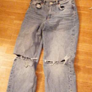 Jeans från gina storlek 36, bra skick kanpt använda för dom Har tyvärr inte kommit till användning för mej, köpare står för frakt