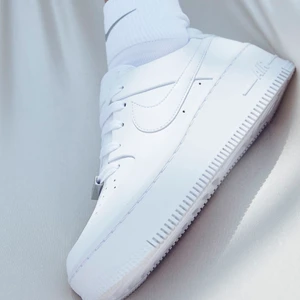 Nike air force 1 sage low - Säljer mina nike air force 1 sage low i storlek 38. Dom är i fin skick och sparsamt använda. Nypris 1350kr, mitt pris 700.