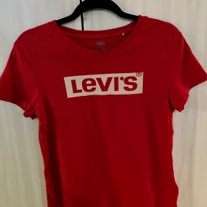 Levis tröja  - Sparsamt använd, storlek S men passar XS beroende på hur man vill att den ska sitta