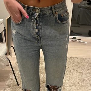 Slitna jeans  - extremt långa jeans från Pull & Bear, lite längre där bak än fram. högmidjad modell men går inte över naveln på mig som är ca 180 cm lång. Mycket sparsamt skick och säger pga ingen användning för de då jag äger massa andra jeans. Köpte de för 399kr Köparen står för frakten och ansvaras inte för postens slarv❣️❣️❣️