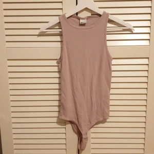 Lilla body  - Oanvänd body från ginatricot! 