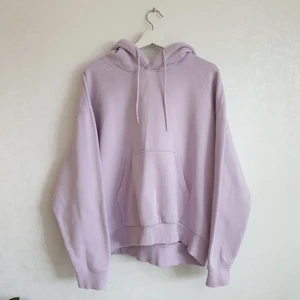Huvtröja - En lila huvtröja från Weekday, strl M. Använd en del men fortfarande väldigt fin och i bra skick :) kommer aldrig till användning längre💜 Köparen står för frakten