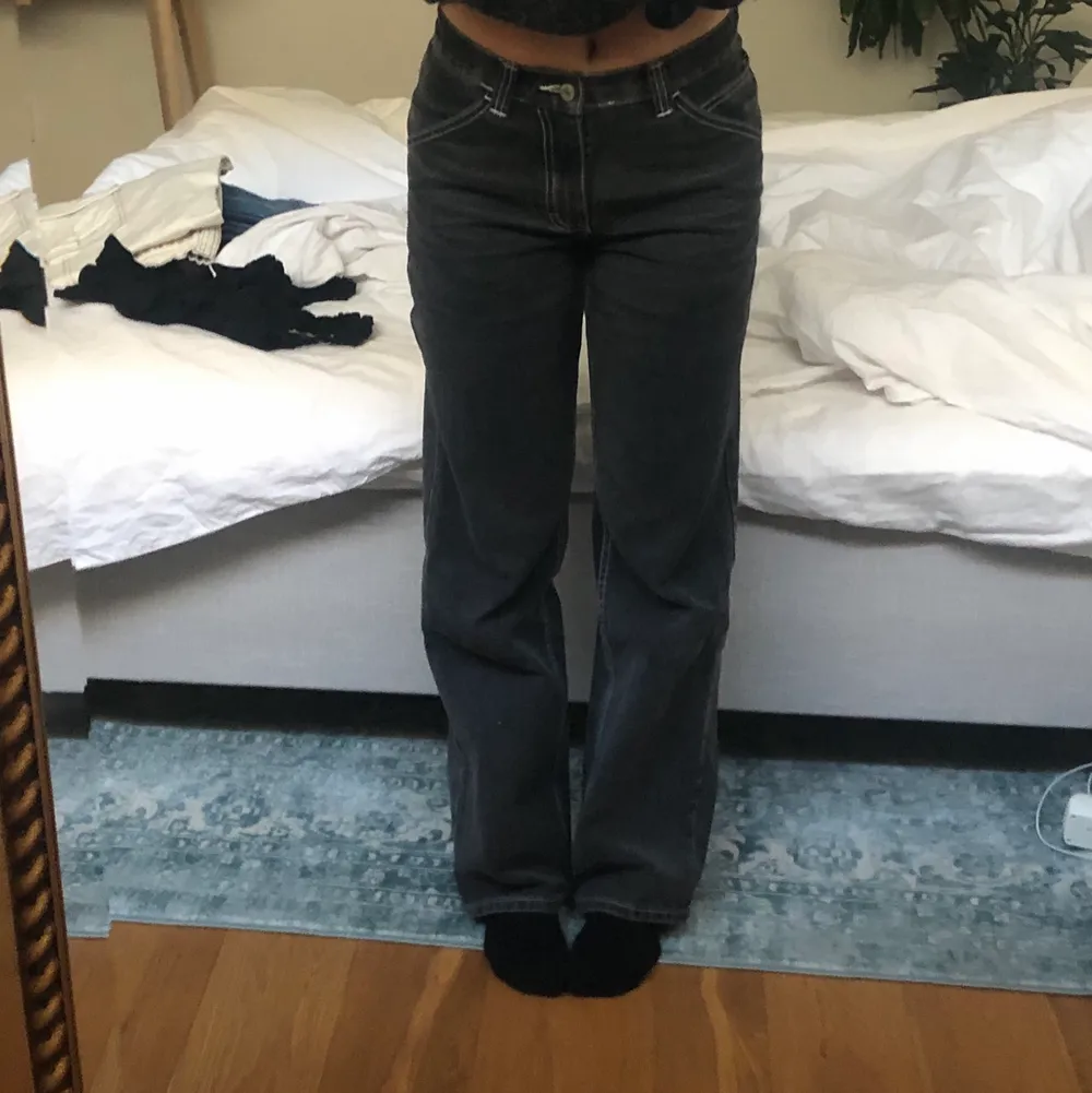 Jättenajs jeans från Brandy Melville som tyvärr har blivit för små :/ har vanligtvis s men passar en xs bättre. Det finns resor i midjan så de går att göra mindre om man vill! Bra kvalite men slitna längst ner vid benen, men inget man tänker på! . Jeans & Byxor.