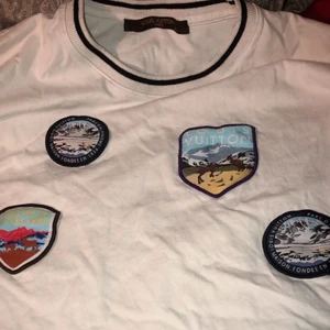 Louis Vuitton - Jag säljer min Louis Vuitton T-shirt då jag inte vill ha den längre och behöver pengar, det är bra skick priset kan diskuteras.