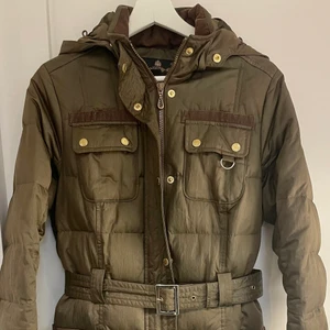 Barbour jacka med luva - Grön med guldfärgade knappar. En klassisk modell som. Aldrig går ur tiden
