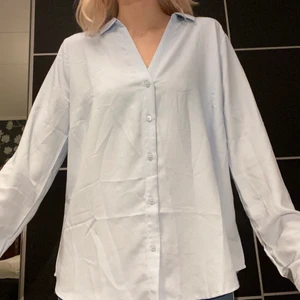 Skjorta/blus - Använd en gång. Står M i men den sitter mer som en S