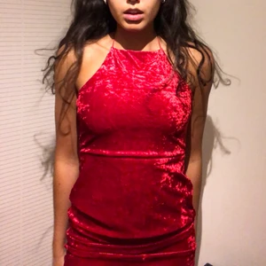 Klänning i krossat sammet från Nelly - Perfekt om du vill känna dig SNYGG!😍 Köpt för flera år sedan, använd endast en gång. Tyvärr har banden blivit stela. (105kr inkl. frakt)